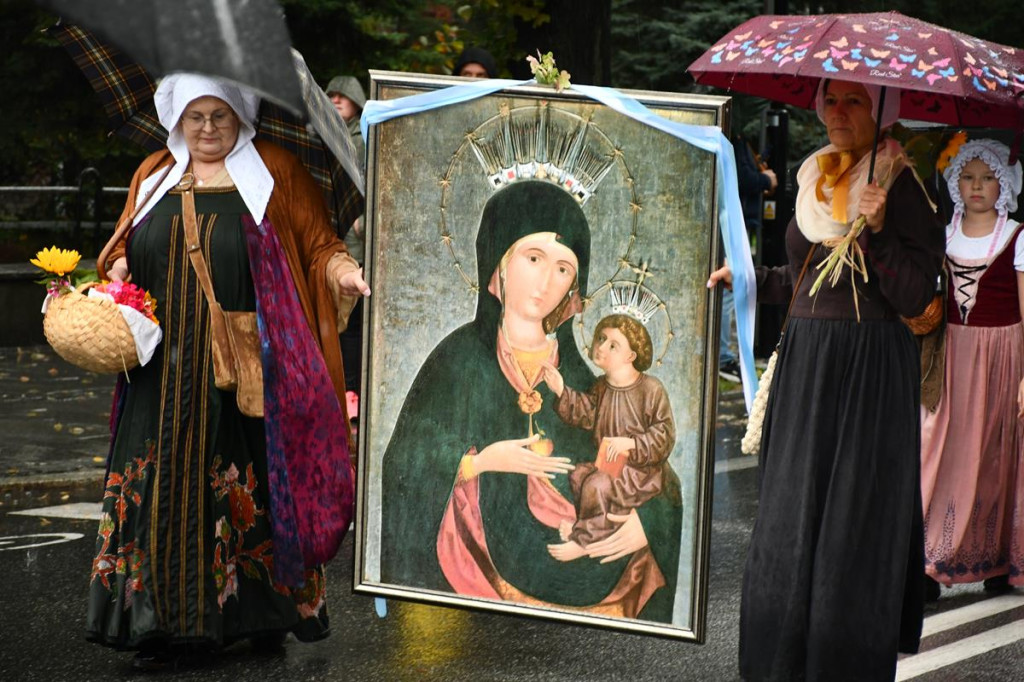 Z parasolami, w kurtkach przeciwdeszczowych  [FOTO]