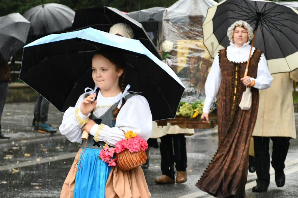 Z parasolami, w kurtkach przeciwdeszczowych  [FOTO]