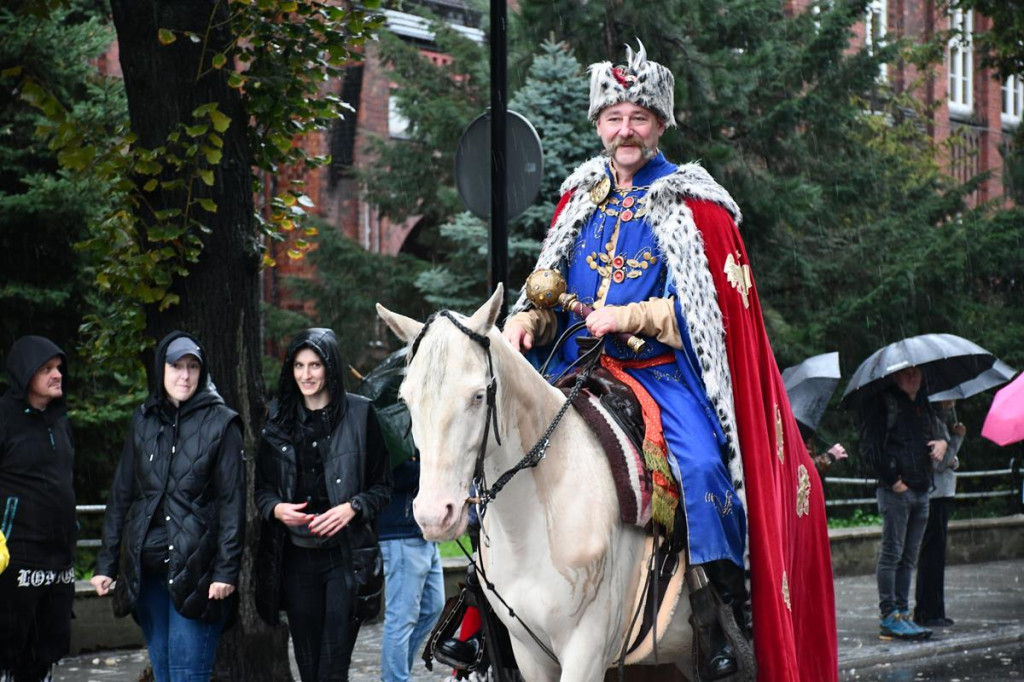 Z parasolami, w kurtkach przeciwdeszczowych  [FOTO]