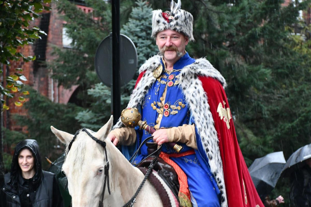 Z parasolami, w kurtkach przeciwdeszczowych  [FOTO]