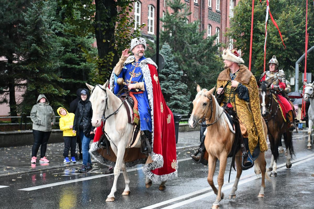 Z parasolami, w kurtkach przeciwdeszczowych  [FOTO]