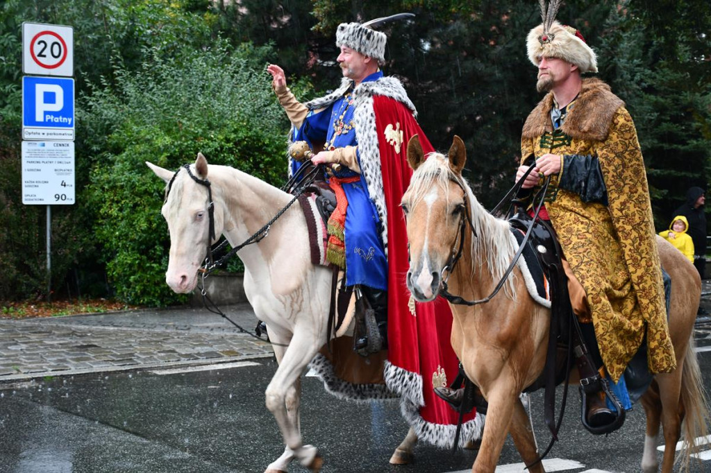 Z parasolami, w kurtkach przeciwdeszczowych  [FOTO]