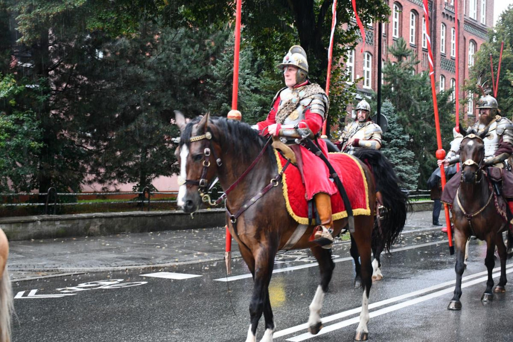 Z parasolami, w kurtkach przeciwdeszczowych  [FOTO]