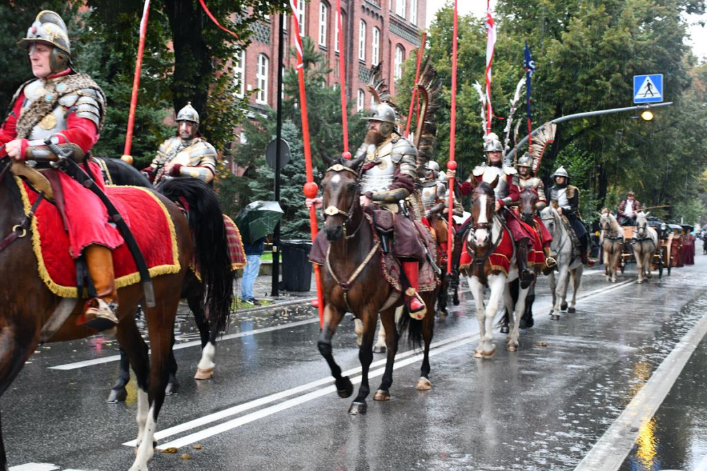 Z parasolami, w kurtkach przeciwdeszczowych  [FOTO]