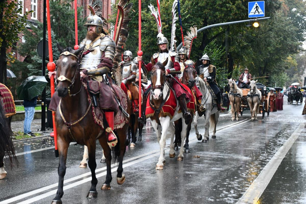 Z parasolami, w kurtkach przeciwdeszczowych  [FOTO]