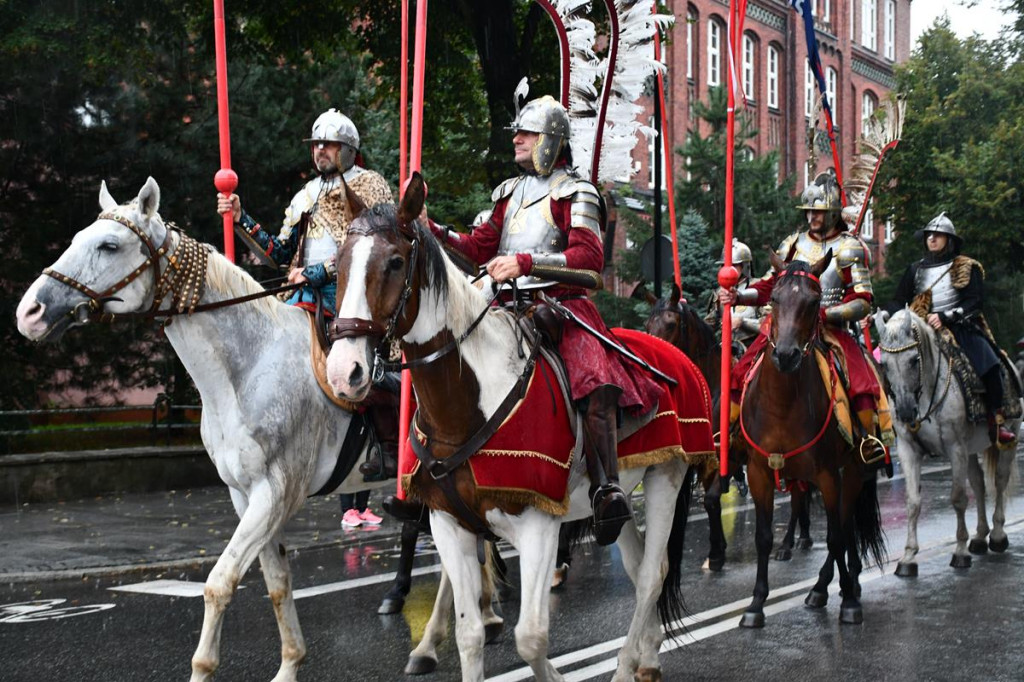 Z parasolami, w kurtkach przeciwdeszczowych  [FOTO]