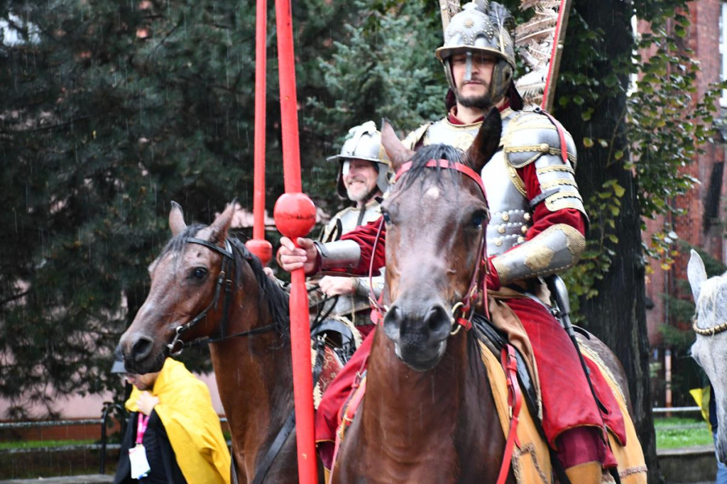 Z parasolami, w kurtkach przeciwdeszczowych  [FOTO]