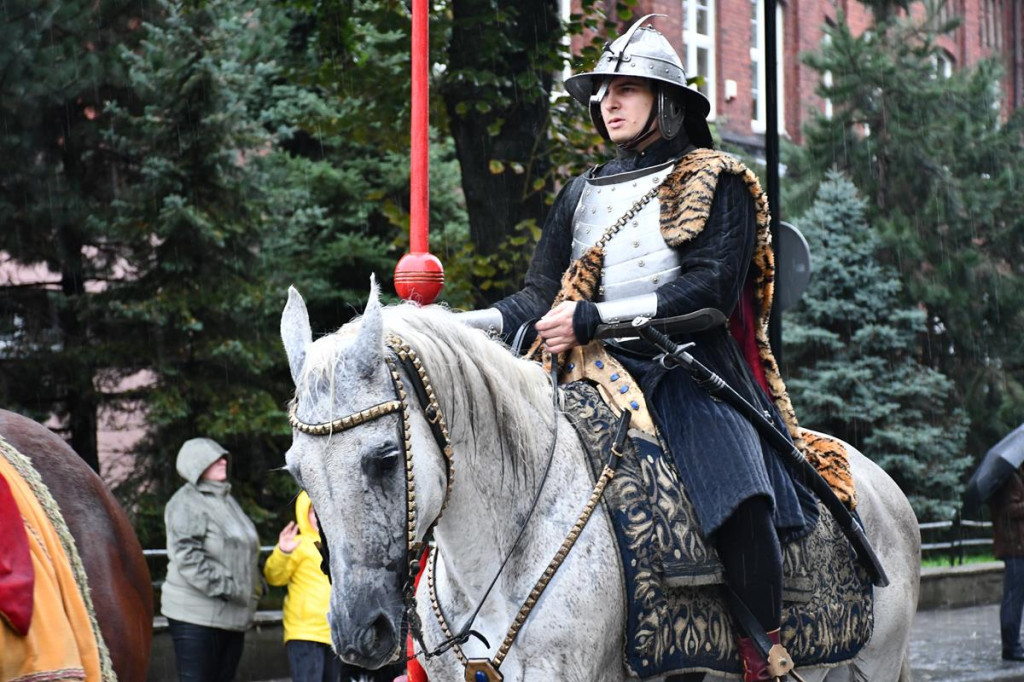 Z parasolami, w kurtkach przeciwdeszczowych  [FOTO]