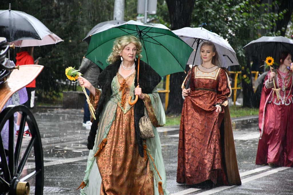 Z parasolami, w kurtkach przeciwdeszczowych  [FOTO]