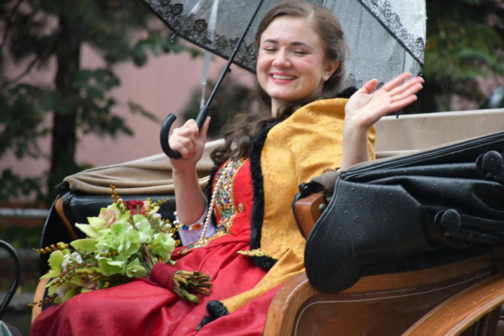 Z parasolami, w kurtkach przeciwdeszczowych  [FOTO]