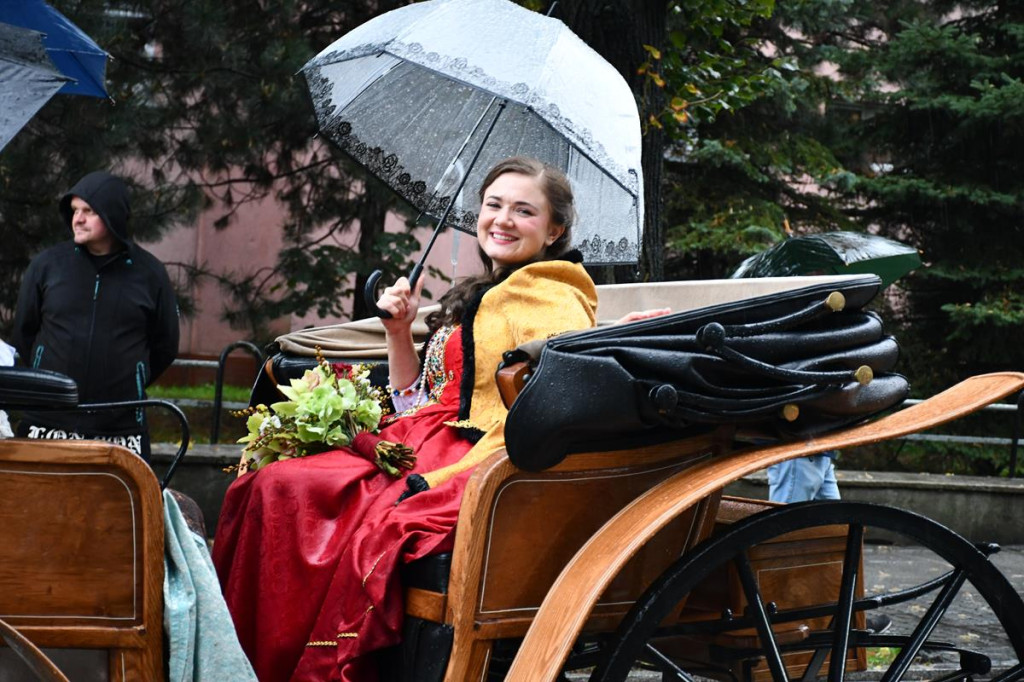 Z parasolami, w kurtkach przeciwdeszczowych  [FOTO]