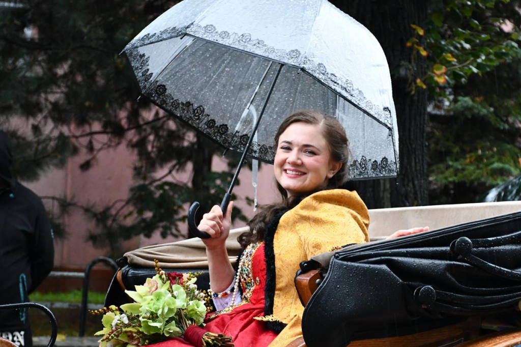 Z parasolami, w kurtkach przeciwdeszczowych  [FOTO]