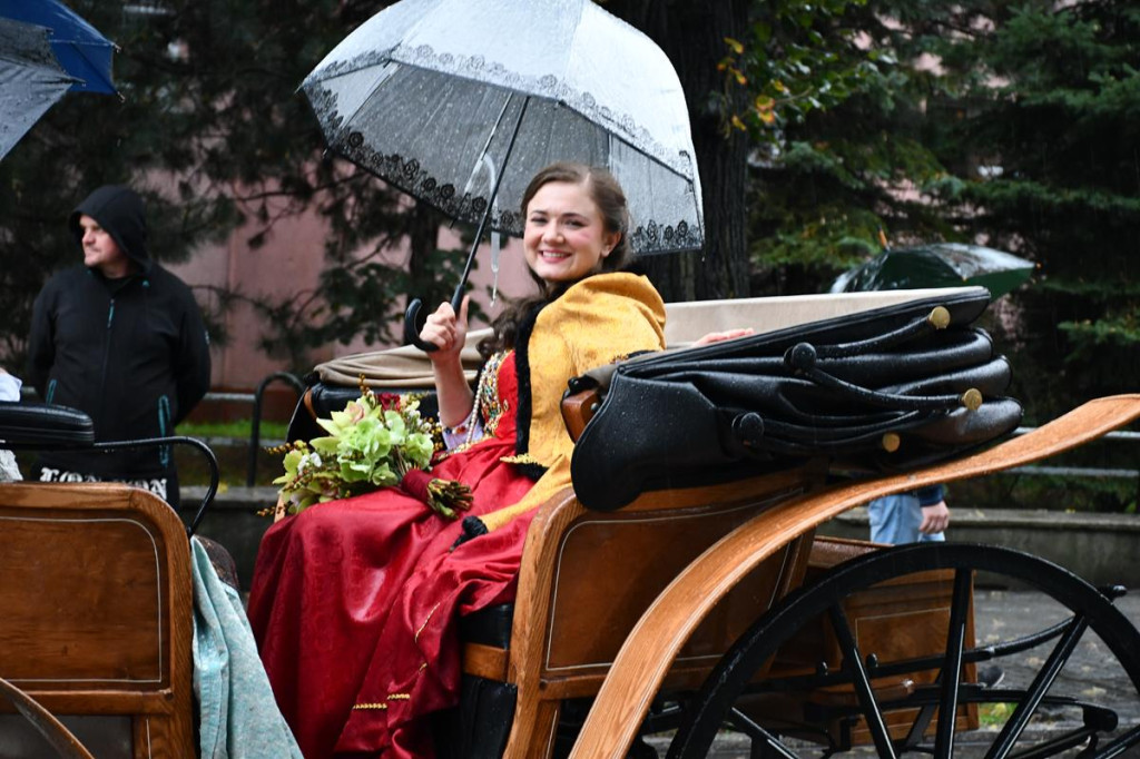 Z parasolami, w kurtkach przeciwdeszczowych  [FOTO]