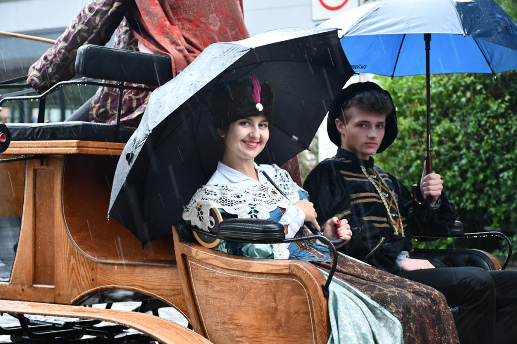 Z parasolami, w kurtkach przeciwdeszczowych  [FOTO]