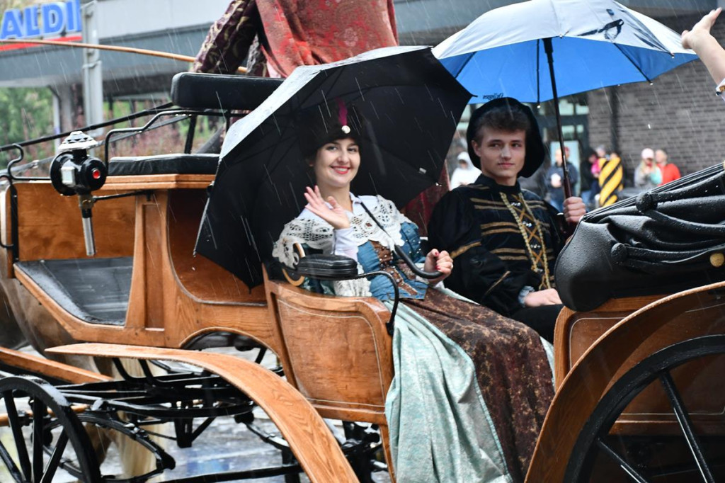 Z parasolami, w kurtkach przeciwdeszczowych  [FOTO]