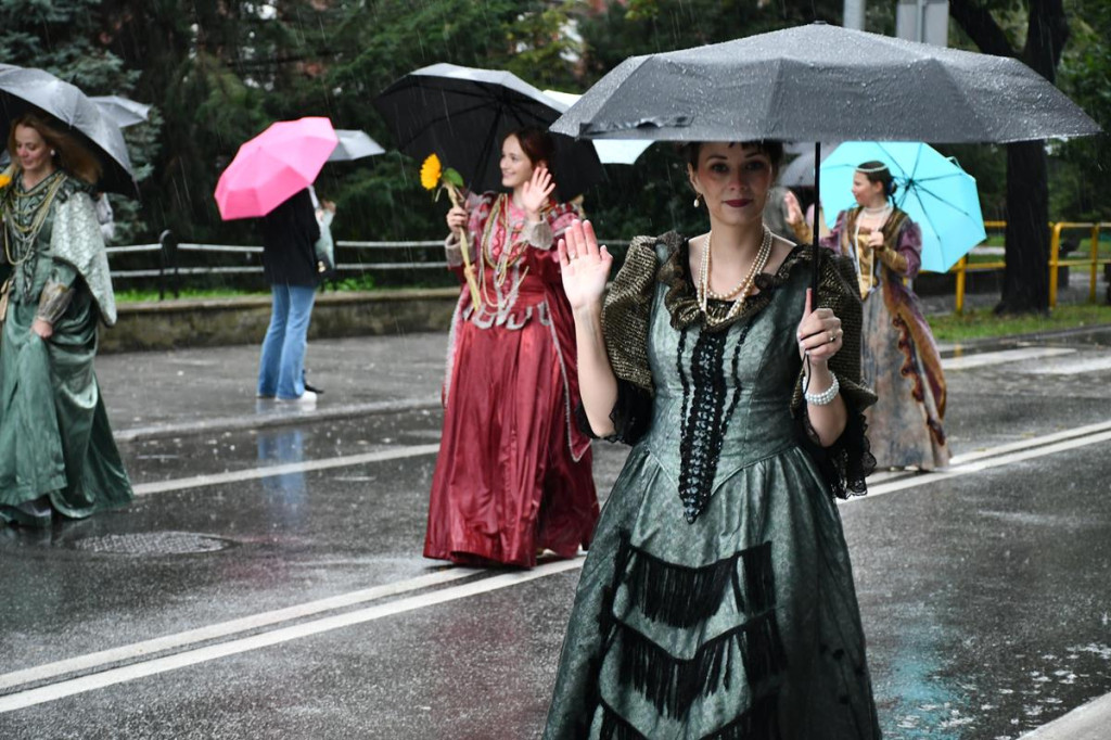 Z parasolami, w kurtkach przeciwdeszczowych  [FOTO]