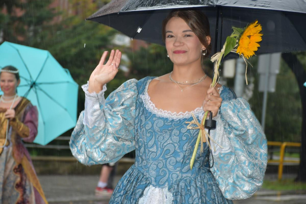 Z parasolami, w kurtkach przeciwdeszczowych  [FOTO]