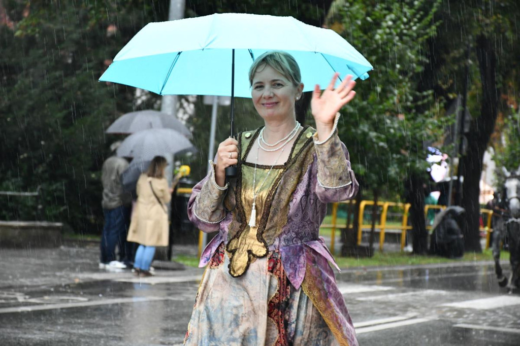 Z parasolami, w kurtkach przeciwdeszczowych  [FOTO]