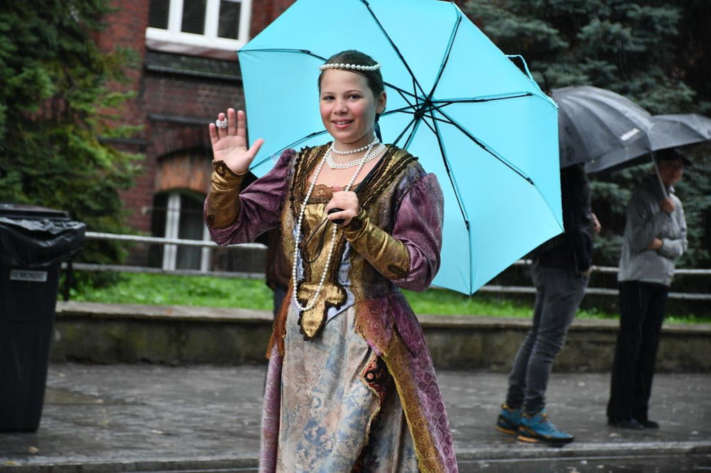 Z parasolami, w kurtkach przeciwdeszczowych  [FOTO]