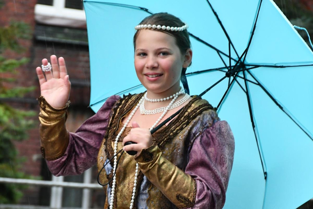 Z parasolami, w kurtkach przeciwdeszczowych  [FOTO]