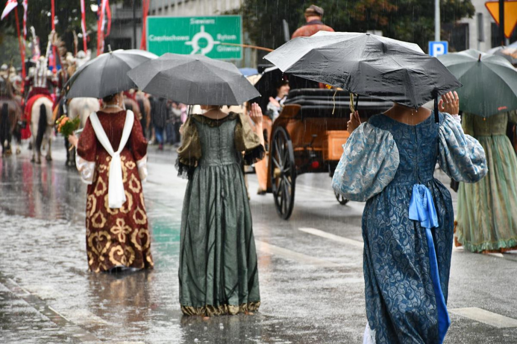 Z parasolami, w kurtkach przeciwdeszczowych  [FOTO]