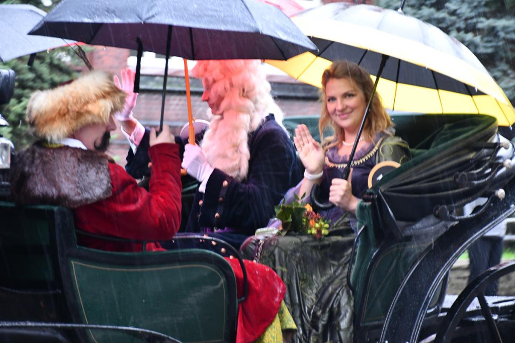 Z parasolami, w kurtkach przeciwdeszczowych  [FOTO]