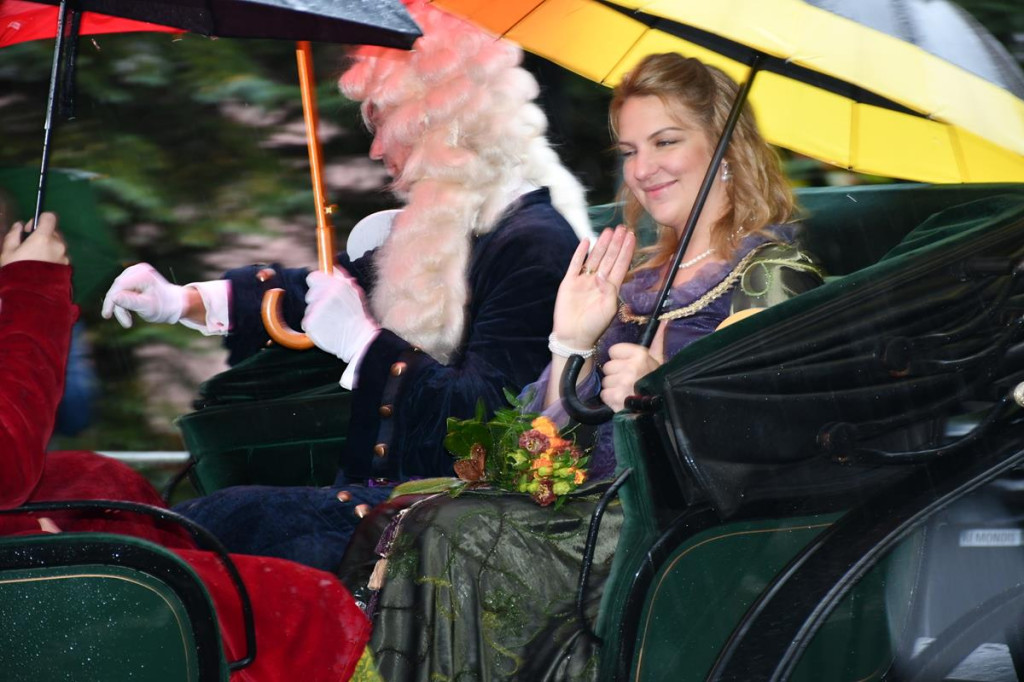 Z parasolami, w kurtkach przeciwdeszczowych  [FOTO]