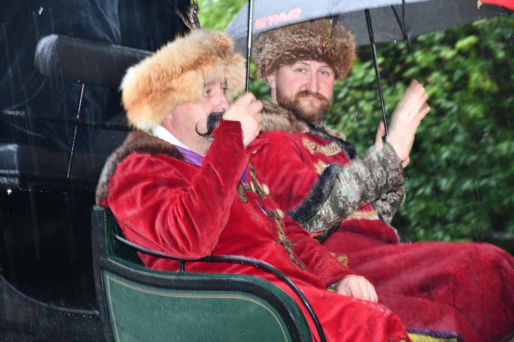 Z parasolami, w kurtkach przeciwdeszczowych  [FOTO]