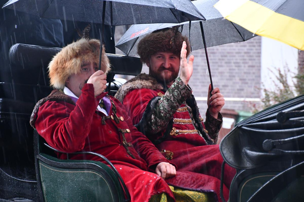 Z parasolami, w kurtkach przeciwdeszczowych  [FOTO]