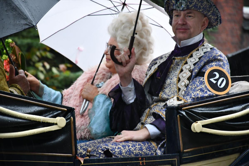 Z parasolami, w kurtkach przeciwdeszczowych  [FOTO]