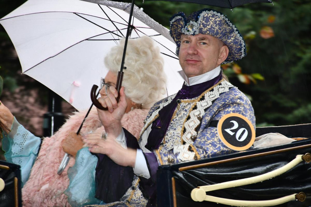 Z parasolami, w kurtkach przeciwdeszczowych  [FOTO]