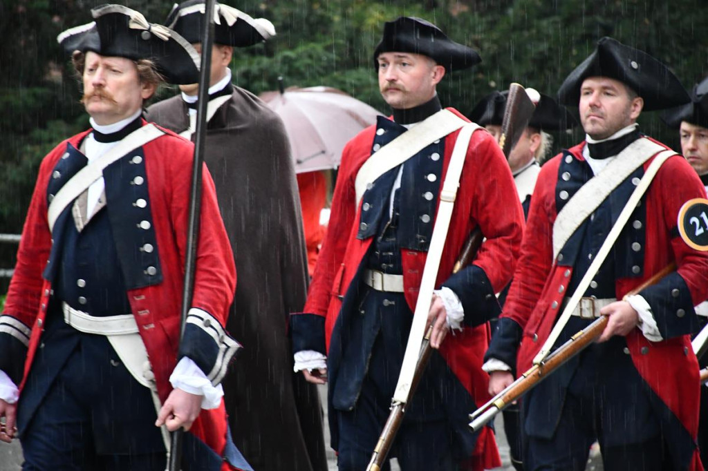 Z parasolami, w kurtkach przeciwdeszczowych  [FOTO]