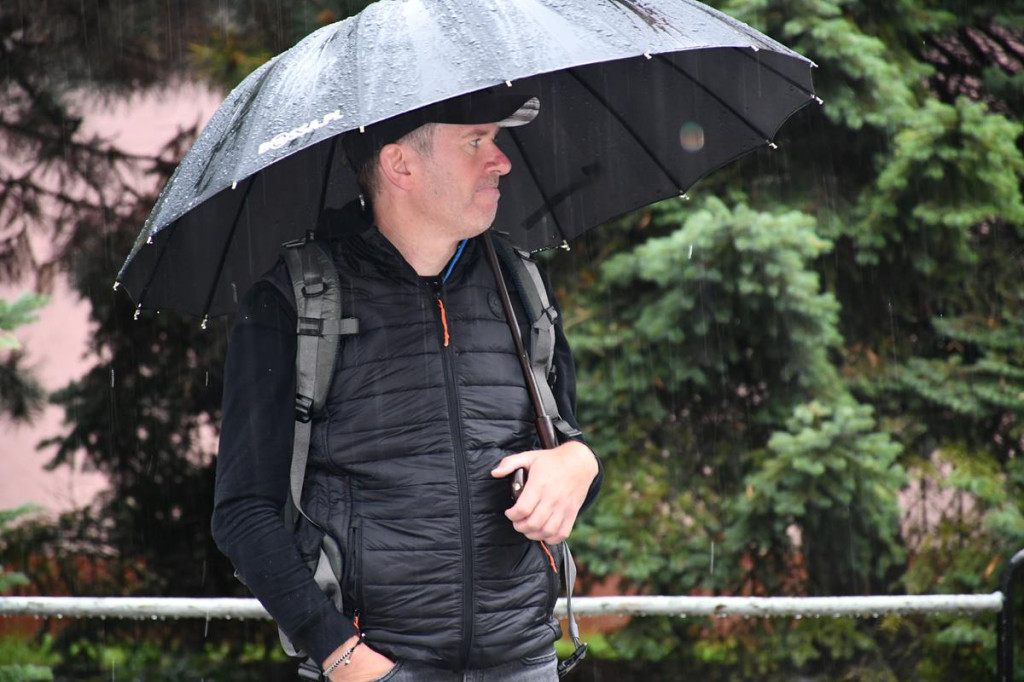 Z parasolami, w kurtkach przeciwdeszczowych  [FOTO]