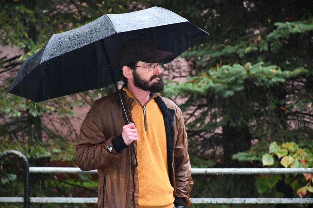 Z parasolami, w kurtkach przeciwdeszczowych  [FOTO]