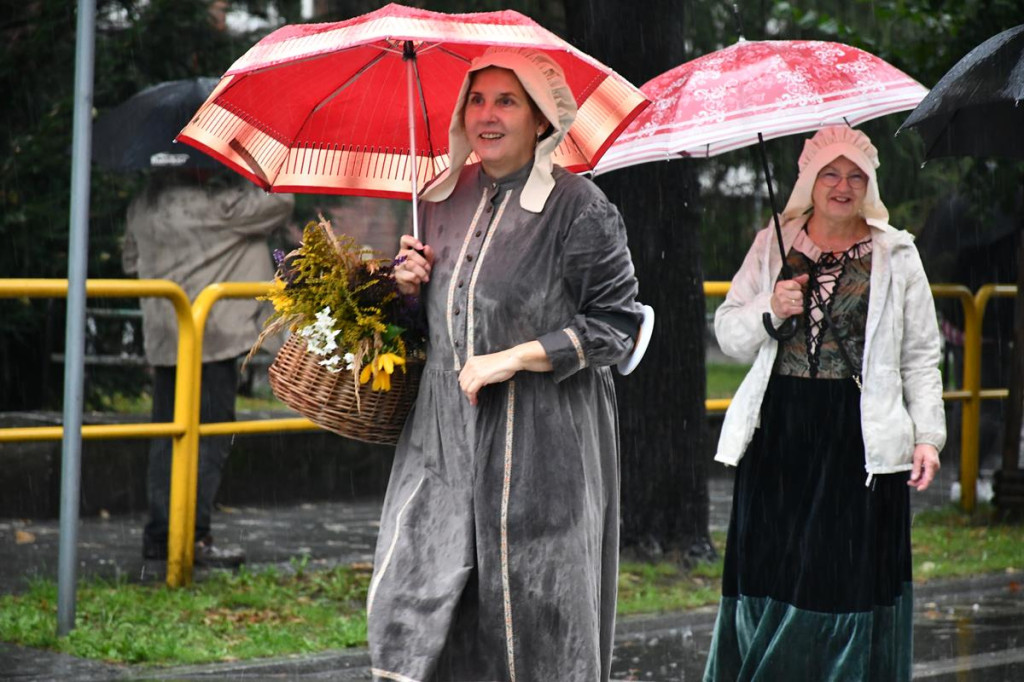 Z parasolami, w kurtkach przeciwdeszczowych  [FOTO]
