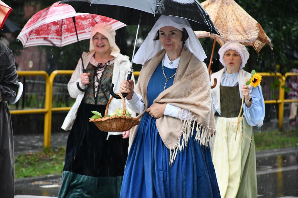 Z parasolami, w kurtkach przeciwdeszczowych  [FOTO]