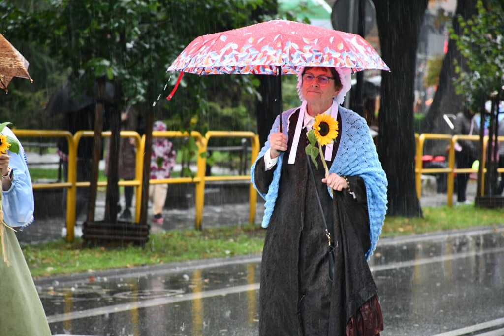 Z parasolami, w kurtkach przeciwdeszczowych  [FOTO]