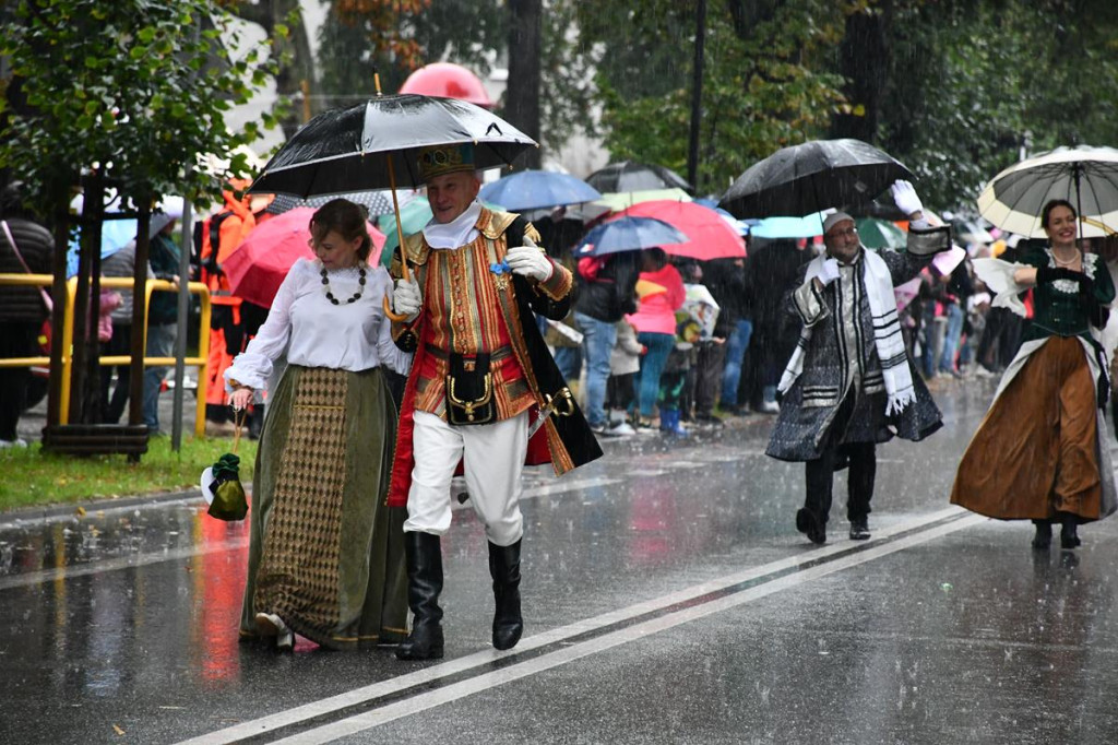 Z parasolami, w kurtkach przeciwdeszczowych  [FOTO]