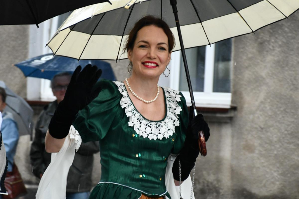 Z parasolami, w kurtkach przeciwdeszczowych  [FOTO]