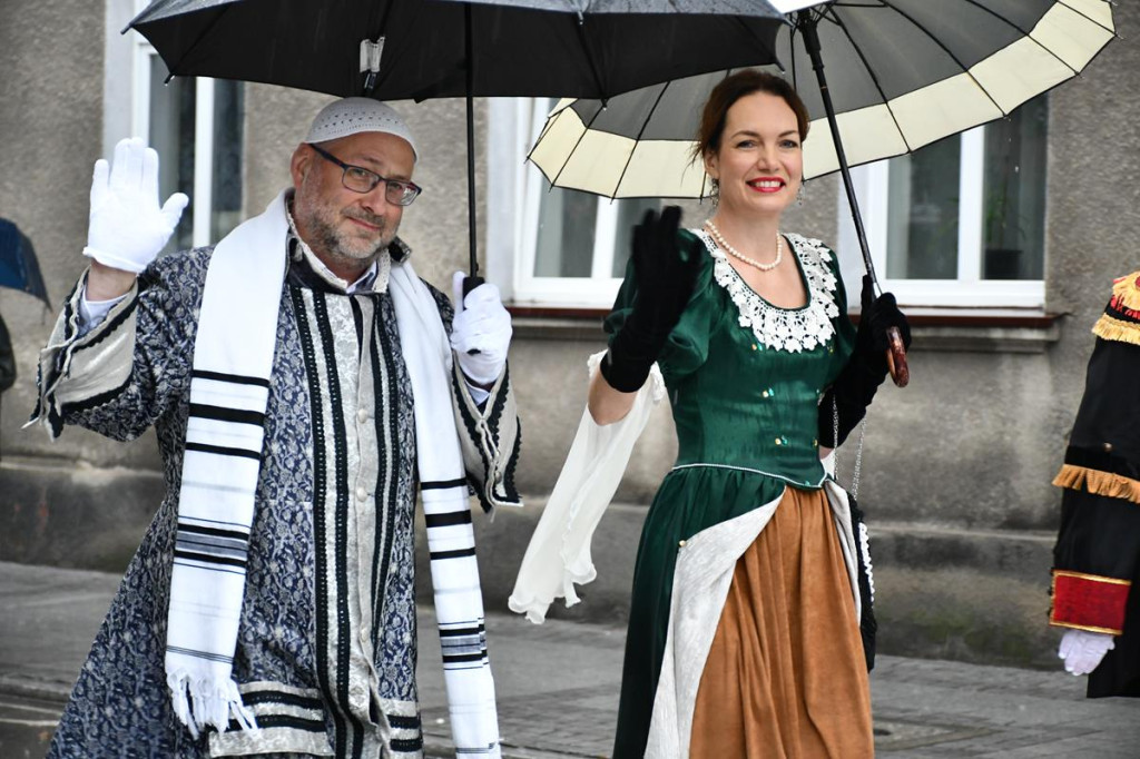 Z parasolami, w kurtkach przeciwdeszczowych  [FOTO]