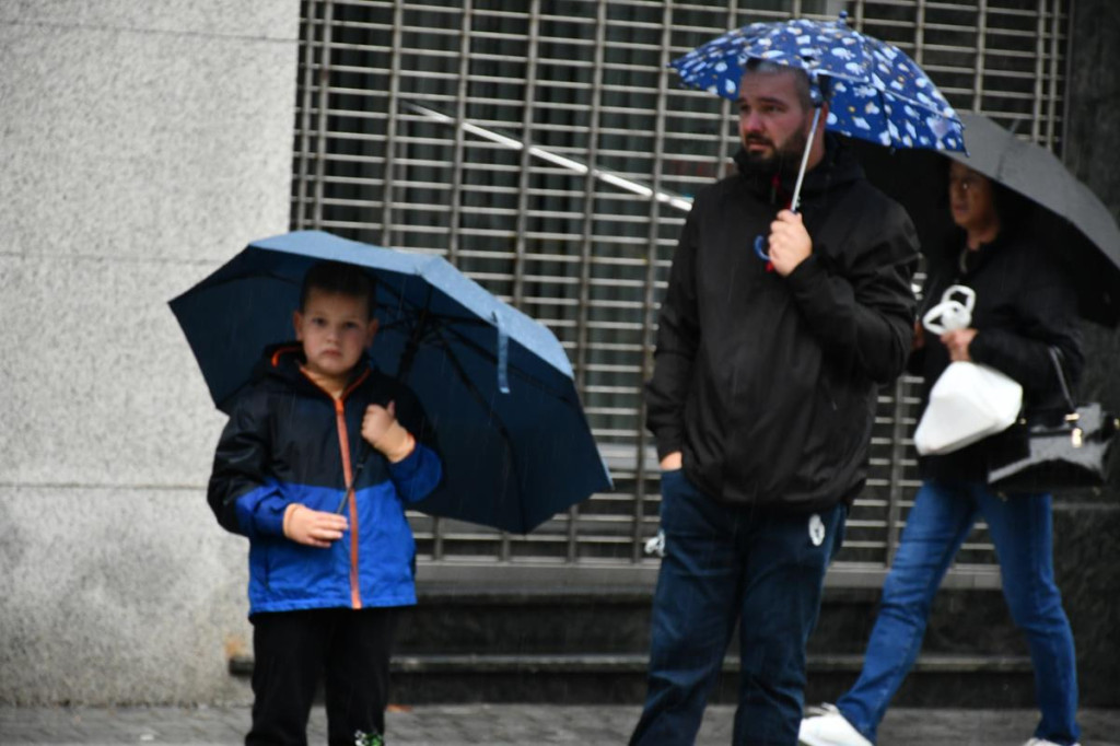 Z parasolami, w kurtkach przeciwdeszczowych  [FOTO]