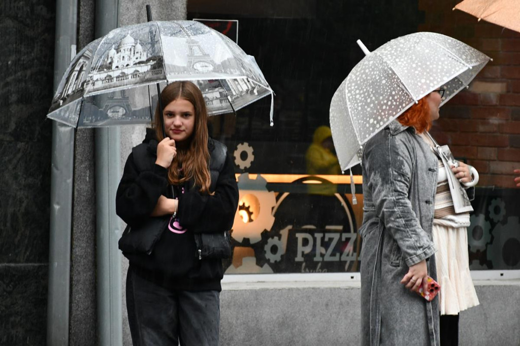 Z parasolami, w kurtkach przeciwdeszczowych  [FOTO]
