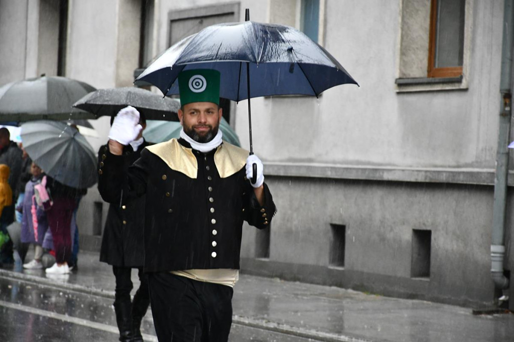 Z parasolami, w kurtkach przeciwdeszczowych  [FOTO]