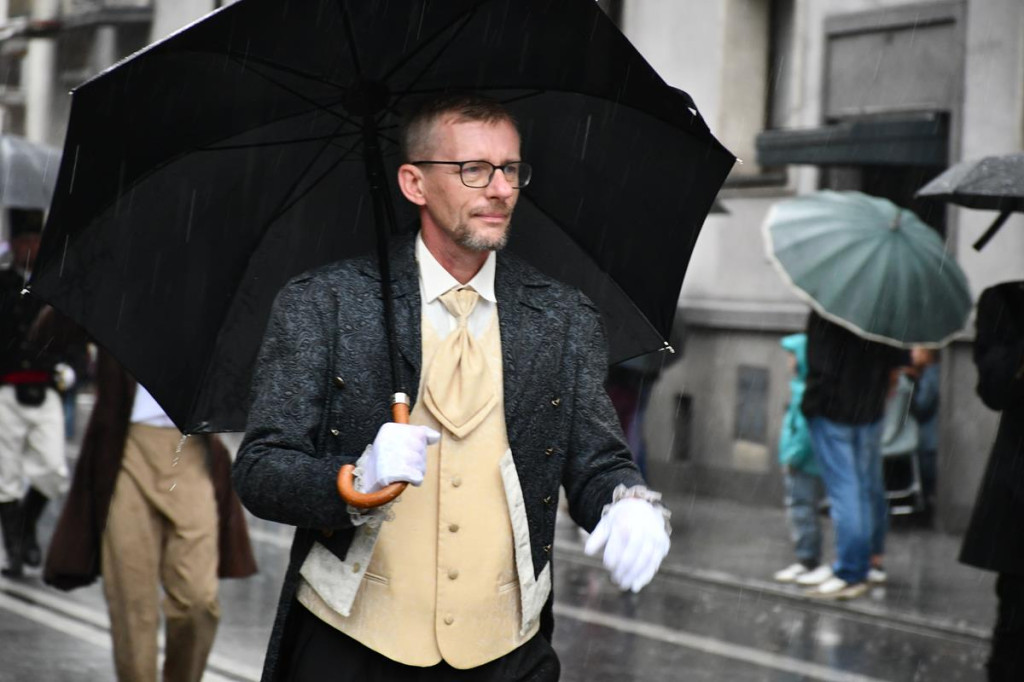 Z parasolami, w kurtkach przeciwdeszczowych  [FOTO]