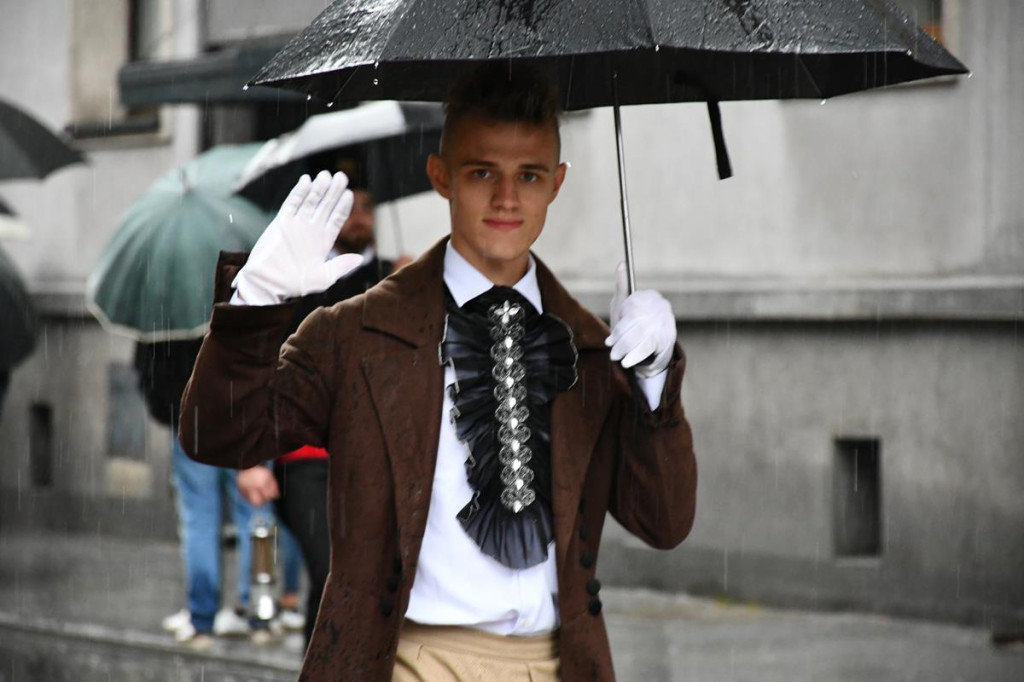 Z parasolami, w kurtkach przeciwdeszczowych  [FOTO]