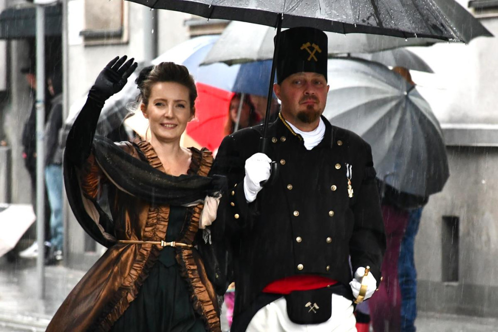 Z parasolami, w kurtkach przeciwdeszczowych  [FOTO]