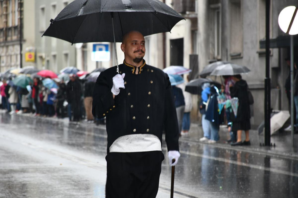 Z parasolami, w kurtkach przeciwdeszczowych  [FOTO]