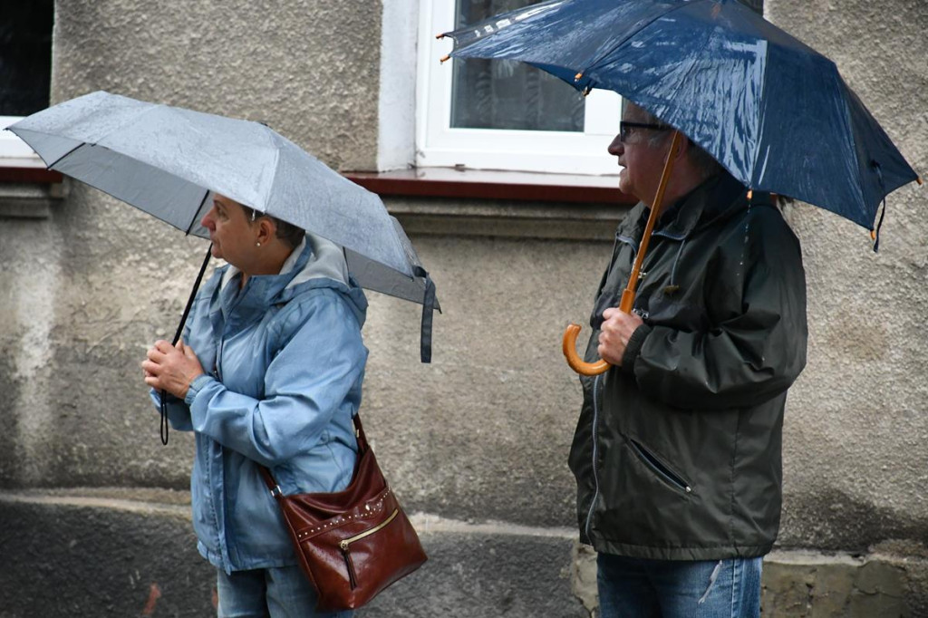 Z parasolami, w kurtkach przeciwdeszczowych  [FOTO]