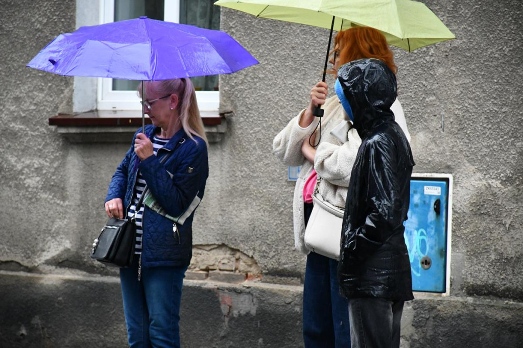 Z parasolami, w kurtkach przeciwdeszczowych  [FOTO]