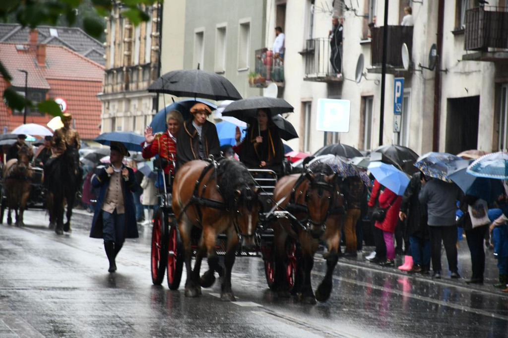 Z parasolami, w kurtkach przeciwdeszczowych  [FOTO]